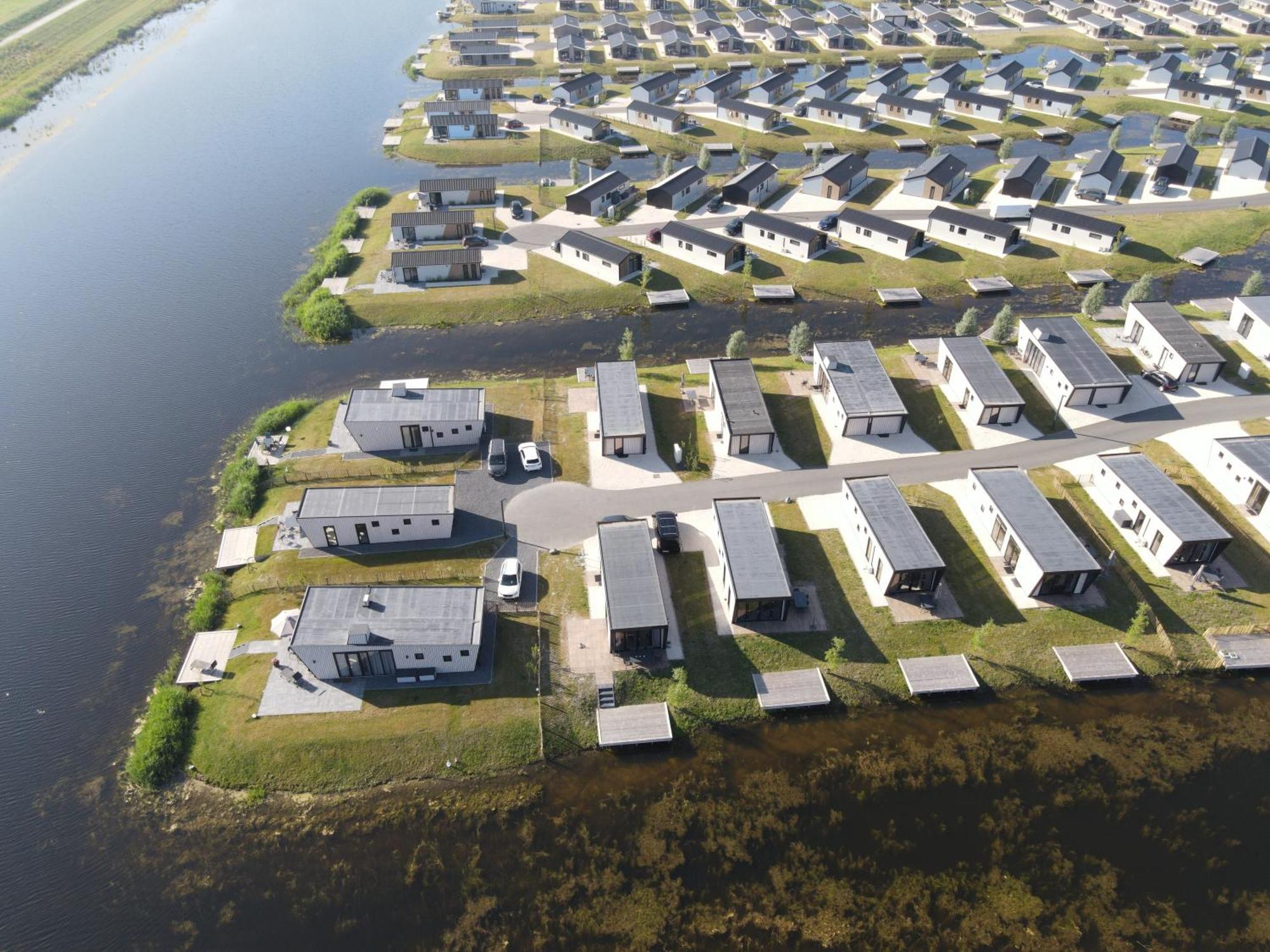 Tiny Vakantiehuis Aan Het Water Met Eigen Steiger En Airco Kampen Exteriör bild